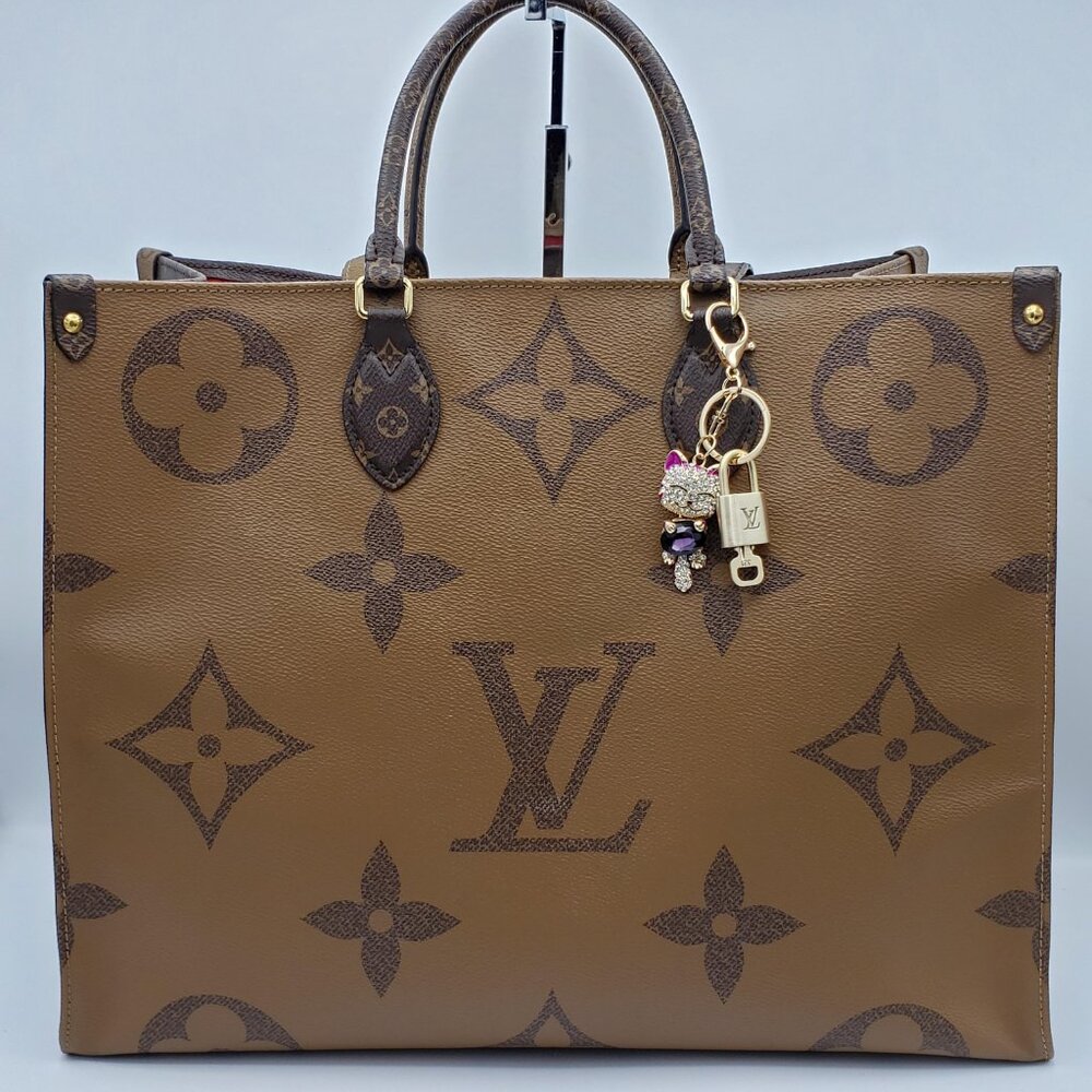 LV Gold Padlock 🔑 Authentic Louis Vuitton Charm + Unbranded Cat Keychain - Picture 3 of 10